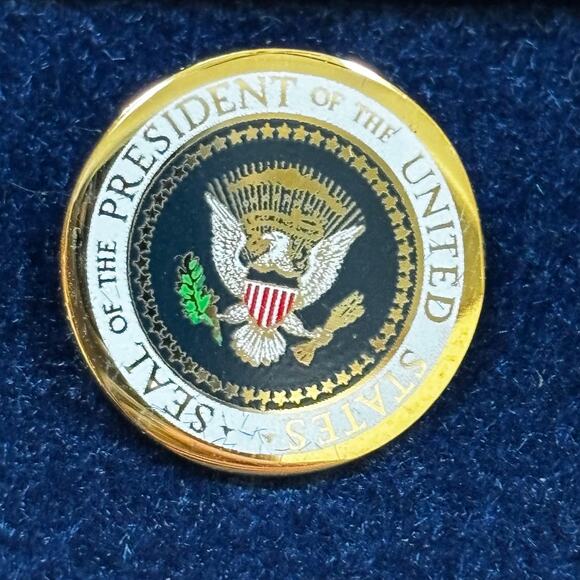 Ronald Reagan Presidential Seal White House Cufflinks Signed - New in Box - Picture 4 of 6